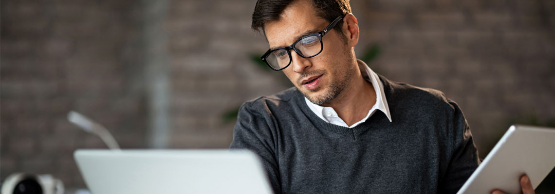 Advisor using laptop