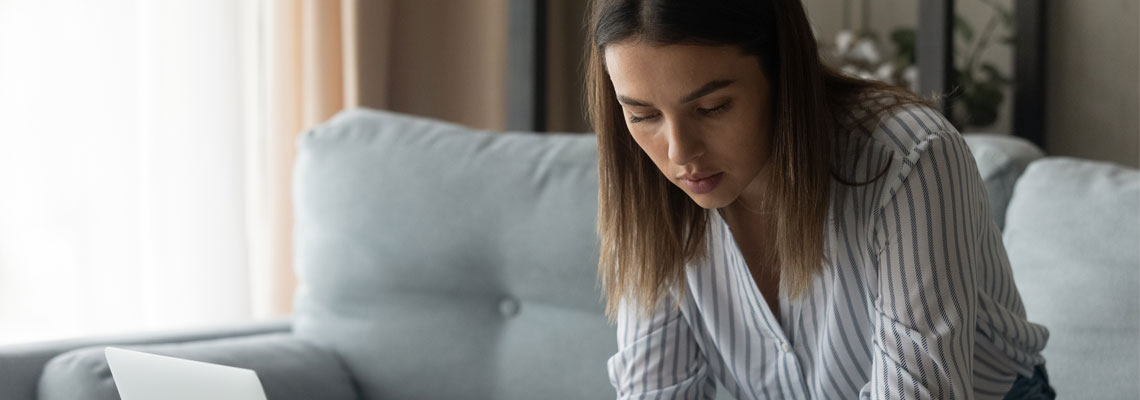 young woman on the sofa using her laptop
